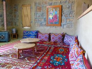 een woonkamer met een bank en een tafel bij Gîte Mourik in Aghbala