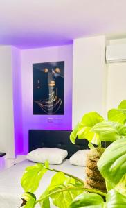 a room with two beds and a purple wall at Loft Terracina in Terracina
