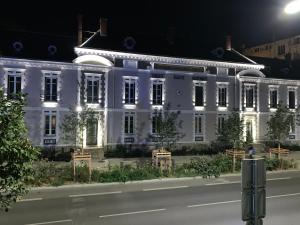 um edifício branco com luzes ao lado de uma rua em Résidence Zola em Villeurbanne