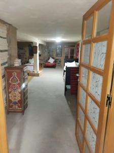 Habitación con pasillo con puerta y dormitorio en Gîte Mourik en Aghbala