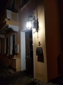 ein Licht auf der Seite eines Gebäudes mit einer Nummer in der Unterkunft Apartamenty na Cichej 5 a4 in Kołobrzeg