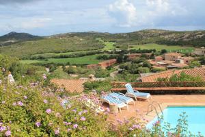 a villa with a pool and a table and chairs at Costa Smeralda appartamento Pevero Golf in Arzachena