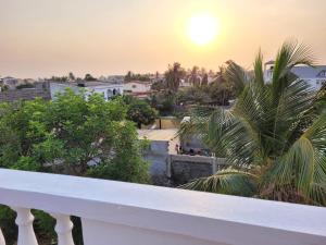 uma vista a partir de uma varanda de uma cidade ao pôr-do-sol em Villa MiraMar em Lomé