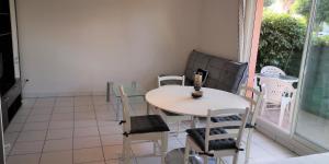 ジュアン・レ・パンにあるDomaine Juan Flore Studio Dauphinの窓付きの客室で、小さなテーブルと椅子が備わります。