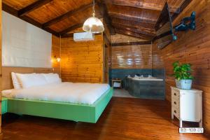 1 dormitorio con cama y bañera en Atnachta BaGilboa en Addirim