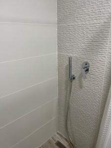 doccia con tubo in bagno di Oliva a Faliraki