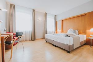 um quarto de hotel com uma cama e uma secretária em Hotel Landgasthof Zur Post em Mengkofen