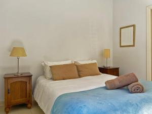 ヘレス・デ・ラ・フロンテーラにあるCasa Las Viñas - Ole Solutionsのベッドルーム1室(白い大型ベッド1台、ナイトスタンド2台付)