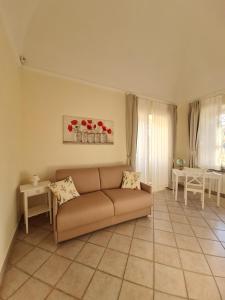 - un salon avec un canapé et une table dans l'établissement B&B Nonna Gianna, à Pompéi