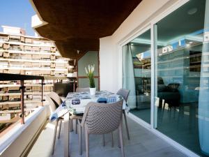 a dining room with a table and chairs on a balcony at 5B Jardines Canarios sul Mar Smart Tv y Fibra in Los Cristianos