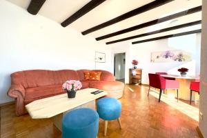 ein Wohnzimmer mit einem Sofa und einem Tisch in der Unterkunft Bellevue Apartment - Happy Rentals in Ronco sopra Ascona