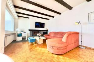 ein Wohnzimmer mit einem Sofa und einem TV in der Unterkunft Bellevue Apartment - Happy Rentals in Ronco sopra Ascona