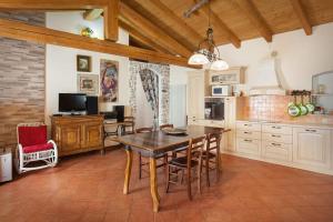 cocina con mesa y sillas en una habitación en Casale Faigolo-Vista lago, en Navene