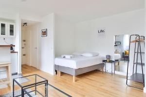 A bed or beds in a room at Modern 1 bed flat in Paris XVIII