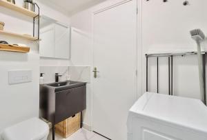 A bathroom at Modern 1 bed flat in Paris XVIII