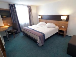 Postel nebo postele na pokoji v ubytování Hotel Goldener Hirsch Mosbach
