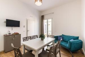 Televízia a/alebo spoločenská miestnosť v ubytovaní Trisina Rooms