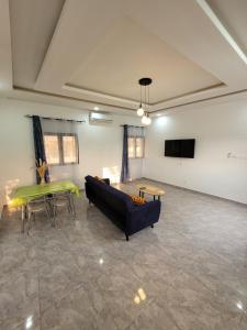 uma sala de estar com um sofá e uma mesa em Villa MiraMar em Lomé