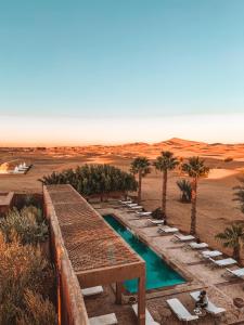 einen Pool mitten in der Wüste in der Unterkunft Kanz Erremal in Merzouga