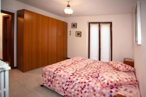 En eller flere senge i et værelse på Appartamento Casa Ledio - Rebomaholidays
