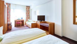 TV a/nebo společenská místnost v ubytování Hotel Merian Rothenburg