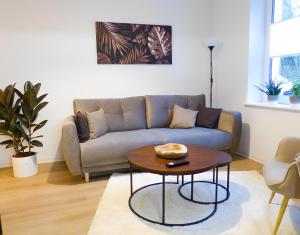 Ein Sitzbereich in der Unterkunft Modernes Apartment mit Queensize-Bett, NETFLIX, Küche, Erdgeschoss, Nähe AMEOS Klinik