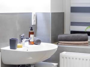 Ein Sitzbereich in der Unterkunft Modernes Apartment mit Queensize-Bett, NETFLIX, Küche, Erdgeschoss, Nähe AMEOS Klinik