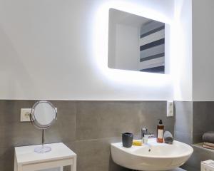 Ein Badezimmer in der Unterkunft Modernes Apartment mit Queensize-Bett, NETFLIX, Küche, Erdgeschoss, Nähe AMEOS Klinik