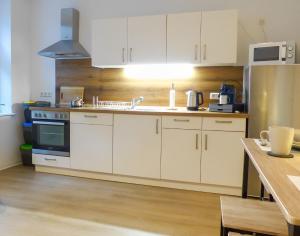 Küche/Küchenzeile in der Unterkunft Modernes Apartment mit Queensize-Bett, NETFLIX, Küche, Erdgeschoss, Nähe AMEOS Klinik