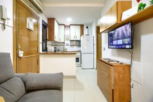 uma sala de estar com um sofá e uma televisão numa cozinha em Charming Madrid Delicias II em Madri
