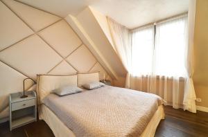 En eller flere senge i et værelse på EMI Apartment