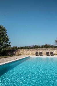 Het zwembad bij of vlak bij Villa de 9 chambres avec piscine privee jardin clos et wifi a Volesvres