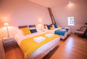 Een bed of bedden in een kamer bij Villa de 9 chambres avec piscine privee jardin clos et wifi a Volesvres