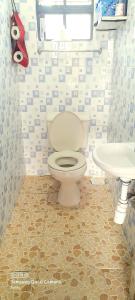 łazienka z toaletą i umywalką w obiekcie faraja homes w mieście Kakamega