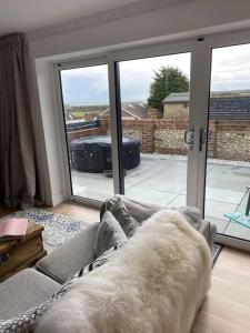 Spacious Studio Cabin with Sea/ Downs views Sole Use of HotTub in Seaford的休息区