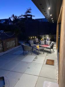 Spacious Studio Cabin with Sea/ Downs views Sole Use of HotTub in Seaford的休息区