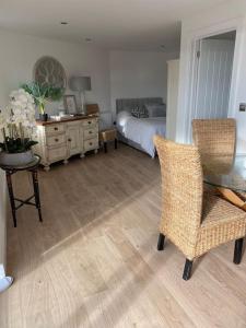 Spacious Studio Cabin with Sea/ Downs views Sole Use of HotTub in Seaford客房内的一张或多张床位