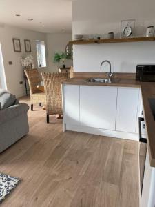 Spacious Studio Cabin with Sea/ Downs views Sole Use of HotTub in Seaford的厨房或小厨房