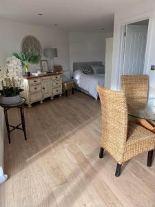 Spacious Studio Cabin with Sea/ Downs views Sole Use of HotTub in Seaford的休息区