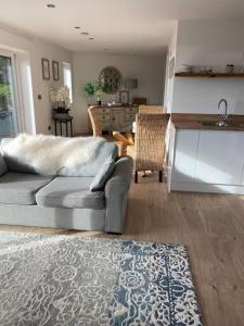 Spacious Studio Cabin with Sea/ Downs views Sole Use of HotTub in Seaford客房内的一张或多张床位
