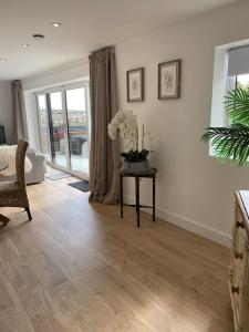 Spacious Studio Cabin with Sea/ Downs views Sole Use of HotTub in Seaford的休息区