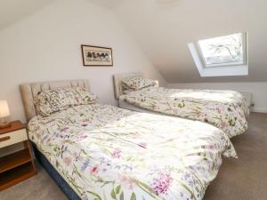 um quarto com 2 camas e uma janela em Stable Cottage em Brampton