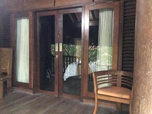 Waterside inn Nusa Penida的阳台或露台