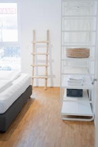 um quarto com uma cama e uma estante de livros em Prime Park Family Deluxe Apartment Aschaffenburg em Aschaffenburg