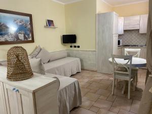 sala de estar con sofá y mesa en Hotel Villa Del Parco en La Maddalena