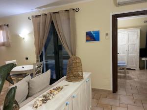 salon z kanapą i stołem w obiekcie Hotel Villa Del Parco w mieście La Maddalena +37 zdjęć