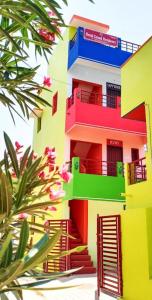 un edificio multicolor con escaleras delante en Royal Grand Residency, en Pondicherry