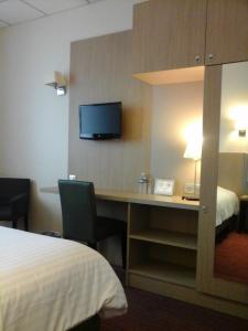 Кровать или кровати в номере Hôtel Carmin