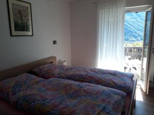 een slaapkamer met een bed en uitzicht op een balkon bij GRETL - Residence in Parcines