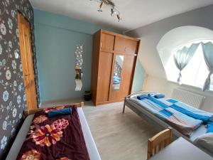 - une petite chambre avec un lit et une fenêtre dans l'établissement Hermina apartmanház, à Budapest